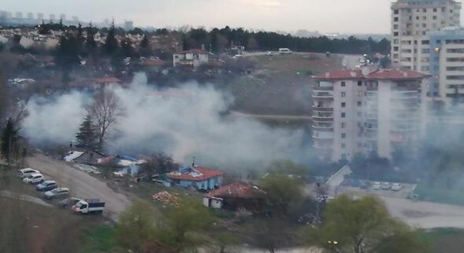 Evde kalan çöp yakıyor