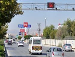 MOBESE li yolda yavaş git 64, hızlı gel 70
