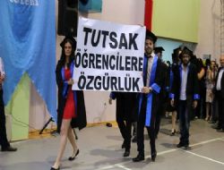 İLEF’te pankartlı mezuniyet
