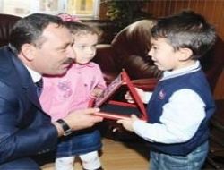 Anaokulu öğrencileri Demirel’i ziyaret etti