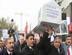 Eğitim-Sen’den tabutlu eylem