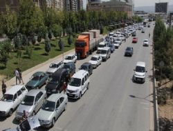 Oto pazarı yola taştı