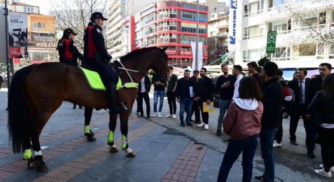 Atlı polislerle Selfie kuyruğu