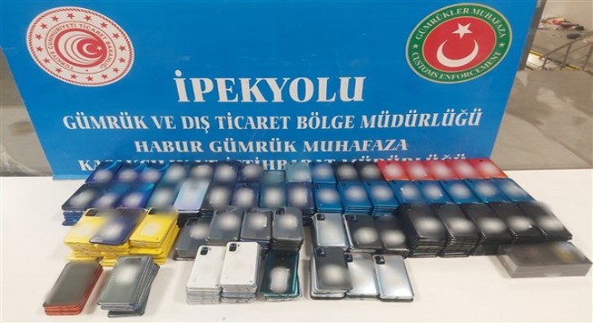 Habur’da iki aracın gizli bölmelerinde yüzlerce cep telefonu ele geçirdi