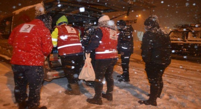 Kızılay kar yağışının kapattığı yollardaki vatandaşlara yardım ulaştırdı