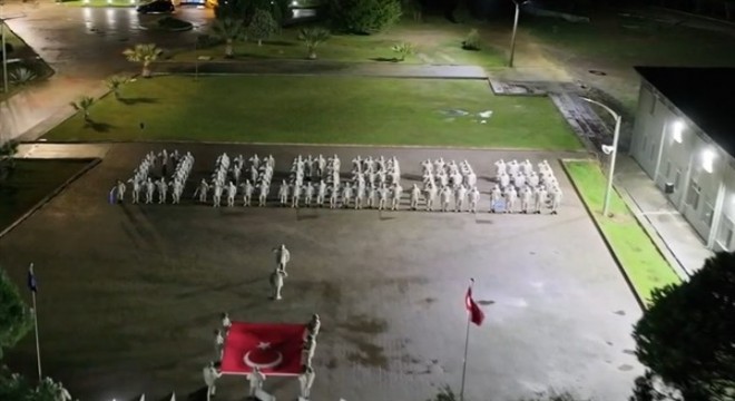 Mehmetçik ten depremlerde hayatını kaybedenler için saygı duruşu