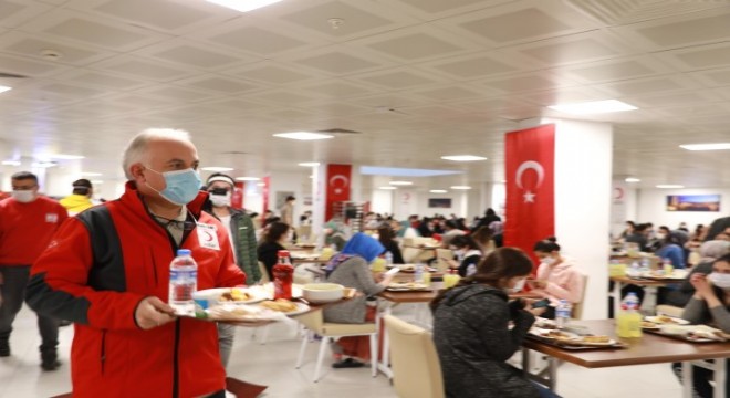 Sağlık çalışanlarına Kızılay dan iftar yemeği