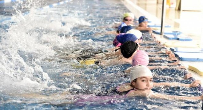 Serinlemek isteyen havuza koşuyor