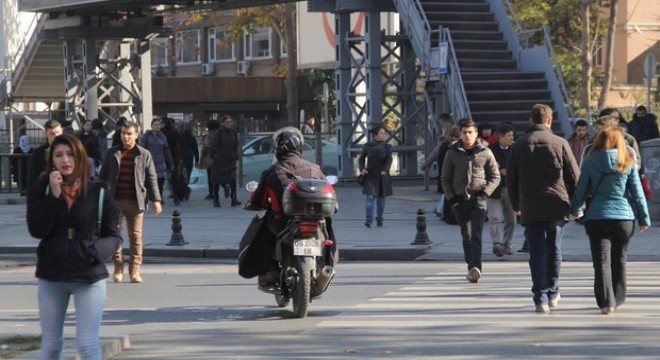 Sipariş için kaldırıma çıkıyor