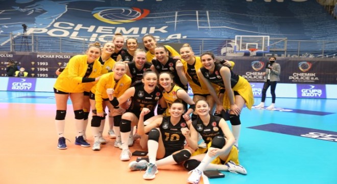 VakıfBank, üst üste dokuzuncu yarı final için sahada