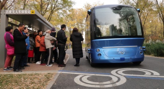 Çin’in ilk sürücüsüz ticari otobüsü, yolcu taşımaya başladı