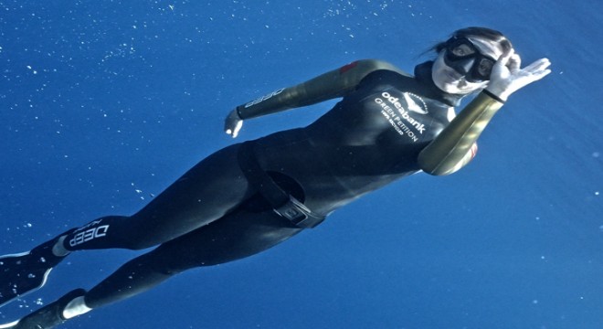 Şahika Ercümen’den Cumhuriyet’in 98. yılına özel nefessiz 100 metre dalış